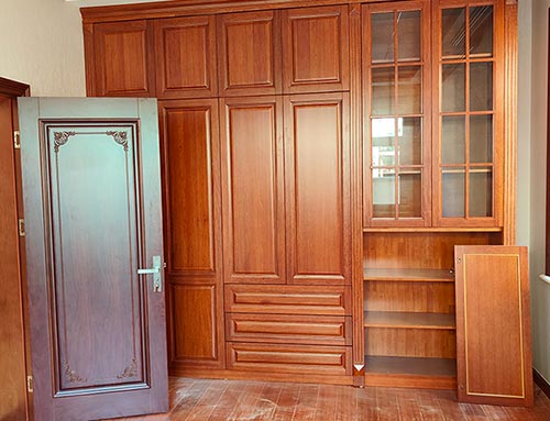 慈溪中式家庭装修里定制的实木衣柜效果图